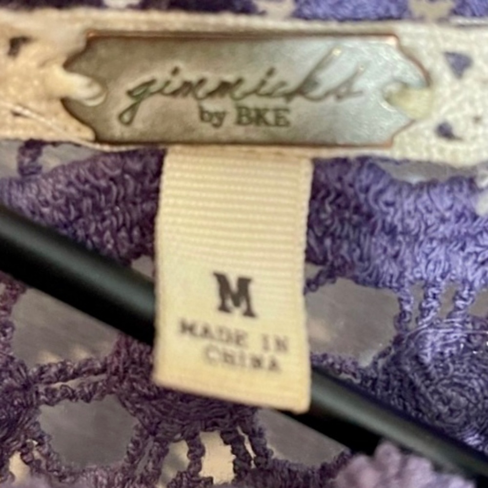 Gimmicks by BKE Lavender Lace Sleeveless Top. Sz Medium - Picture 6 of 6